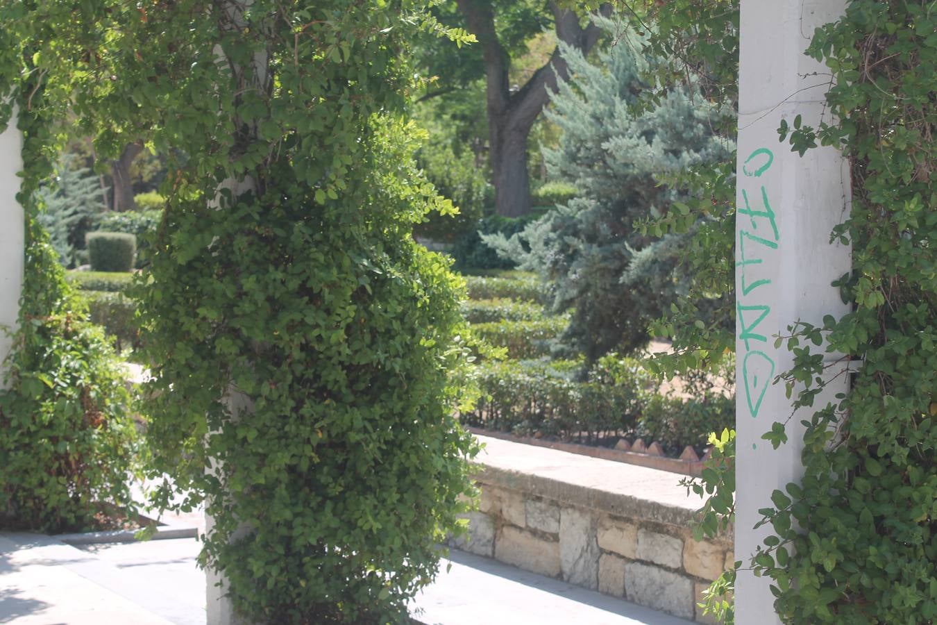 La capital sigue sufriendo de pintadas que ensucian la fachada de edificios y monumentos