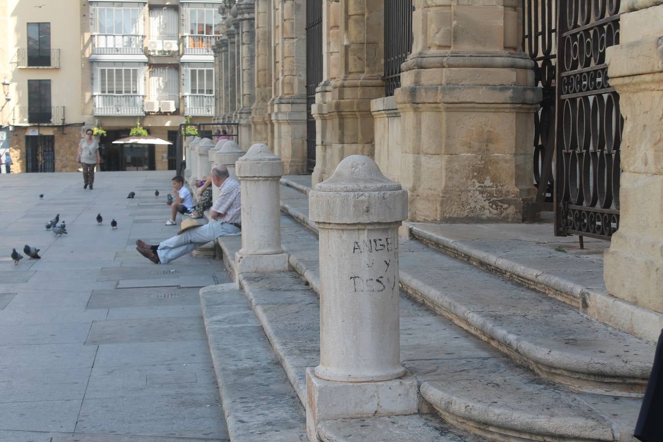 La capital sigue sufriendo de pintadas que ensucian la fachada de edificios y monumentos