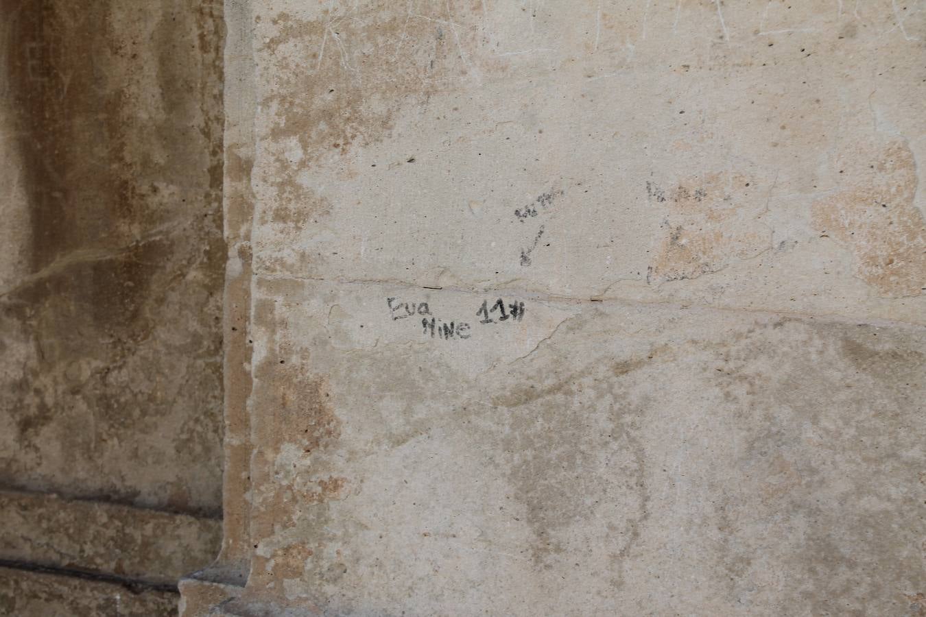 La capital sigue sufriendo de pintadas que ensucian la fachada de edificios y monumentos