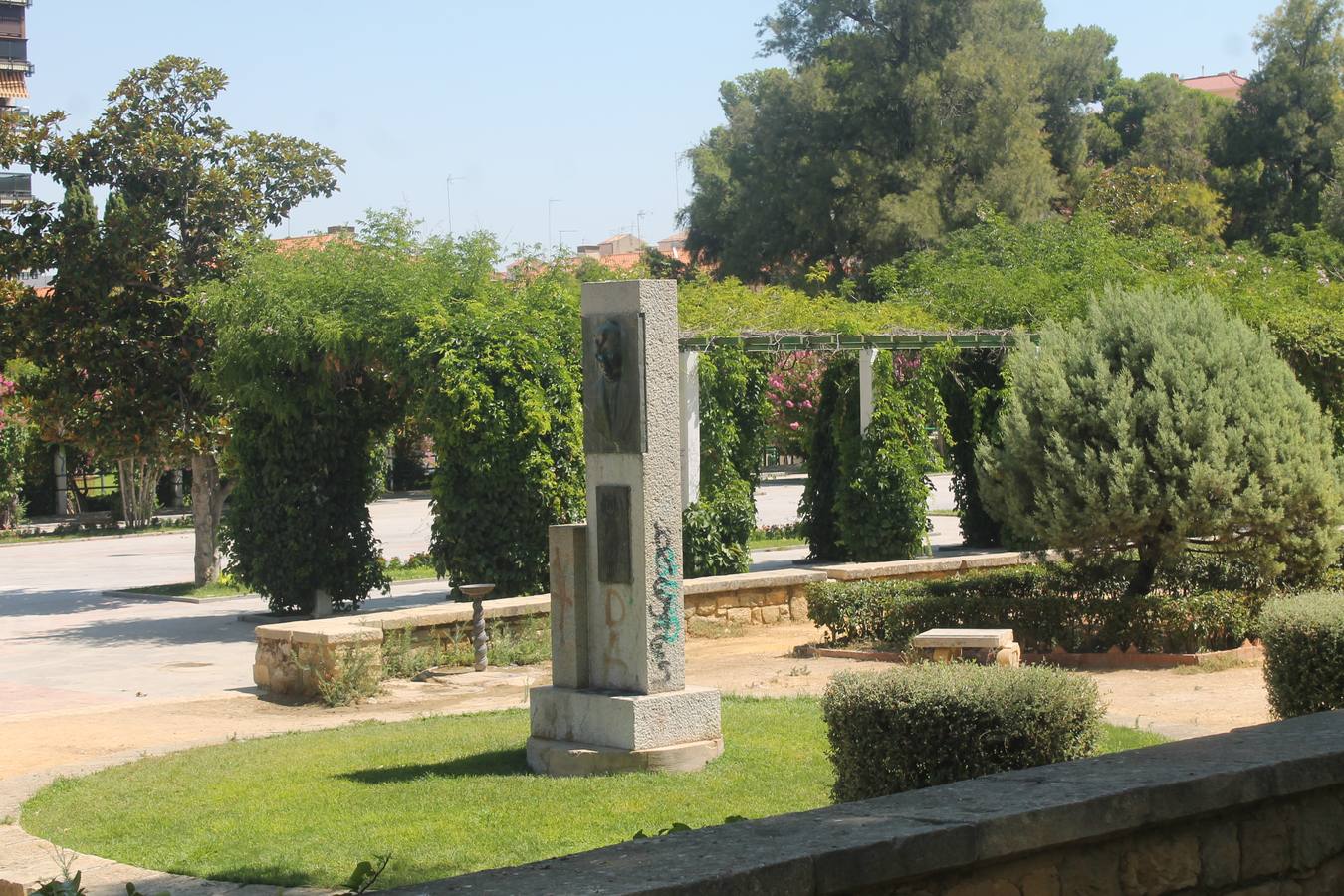 La capital sigue sufriendo de pintadas que ensucian la fachada de edificios y monumentos