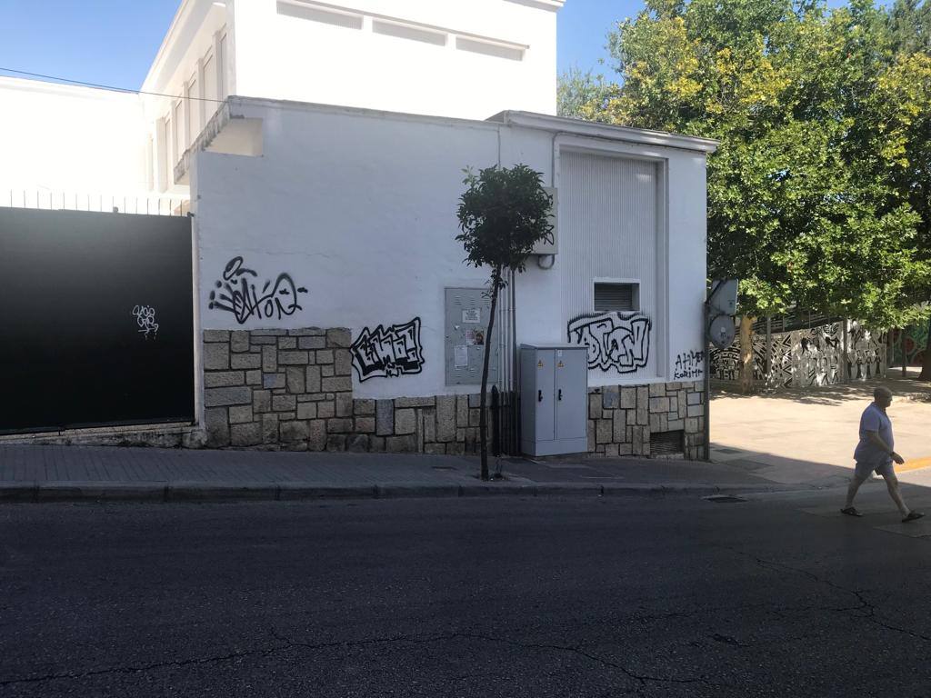 La capital sigue sufriendo de pintadas que ensucian la fachada de edificios y monumentos