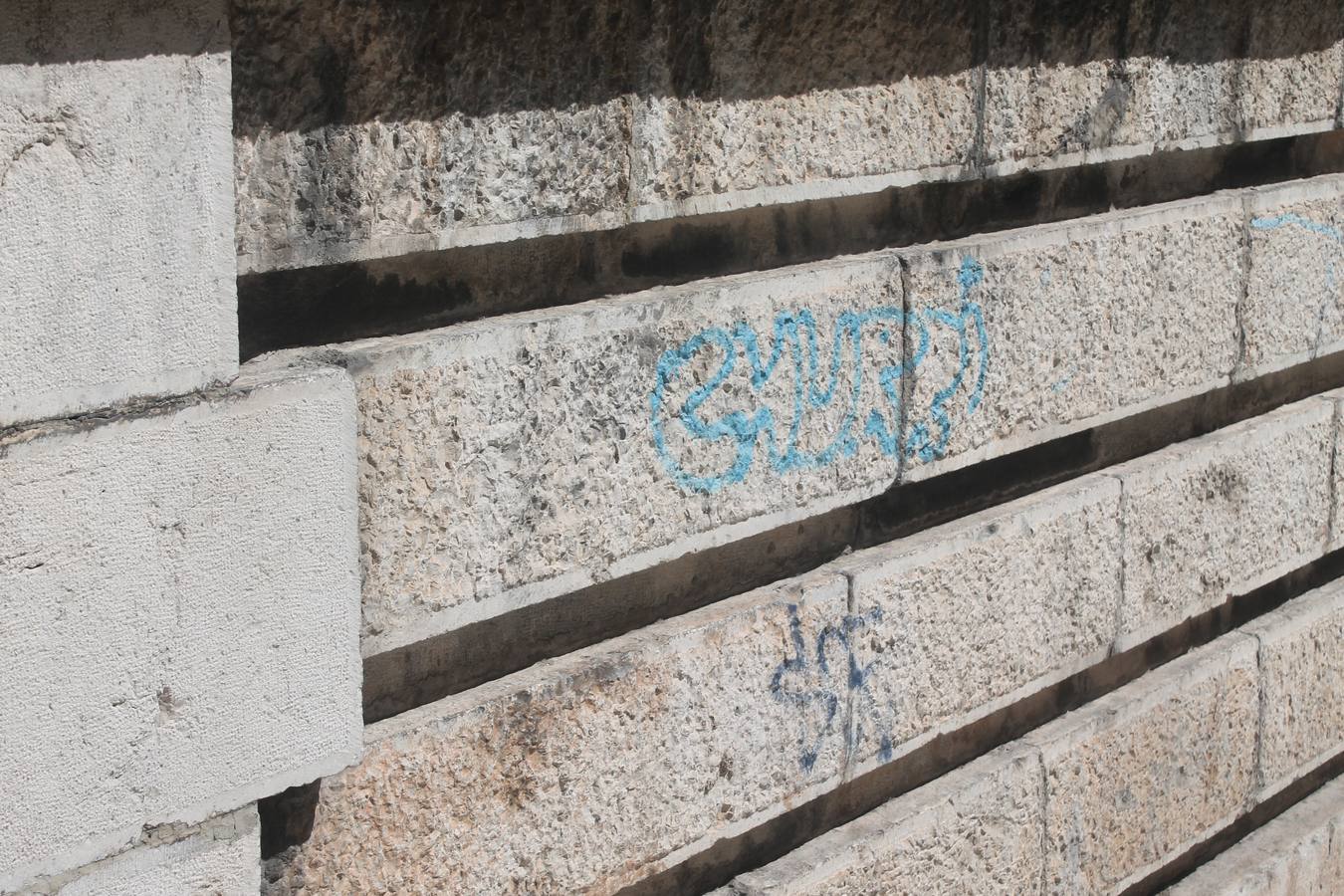 La capital sigue sufriendo de pintadas que ensucian la fachada de edificios y monumentos