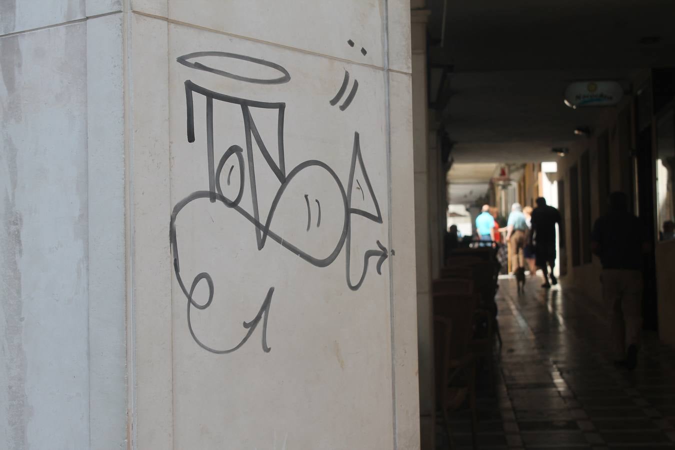 La capital sigue sufriendo de pintadas que ensucian la fachada de edificios y monumentos