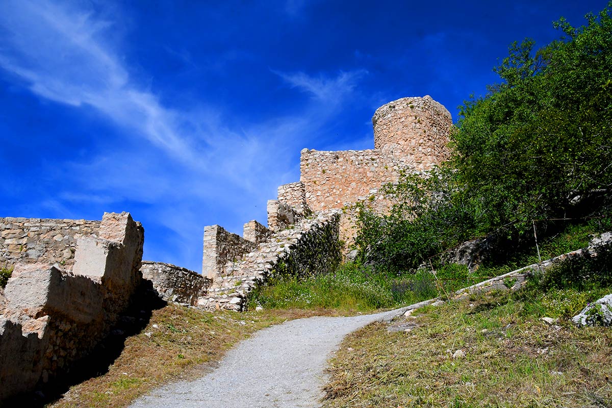 Sobre un inexpugnable picacho se alza el castillo donde los Reyes Católicos mantuvieron al 'infantico' el hijo pequeño de Boabdil. La ruta del Gollizno.