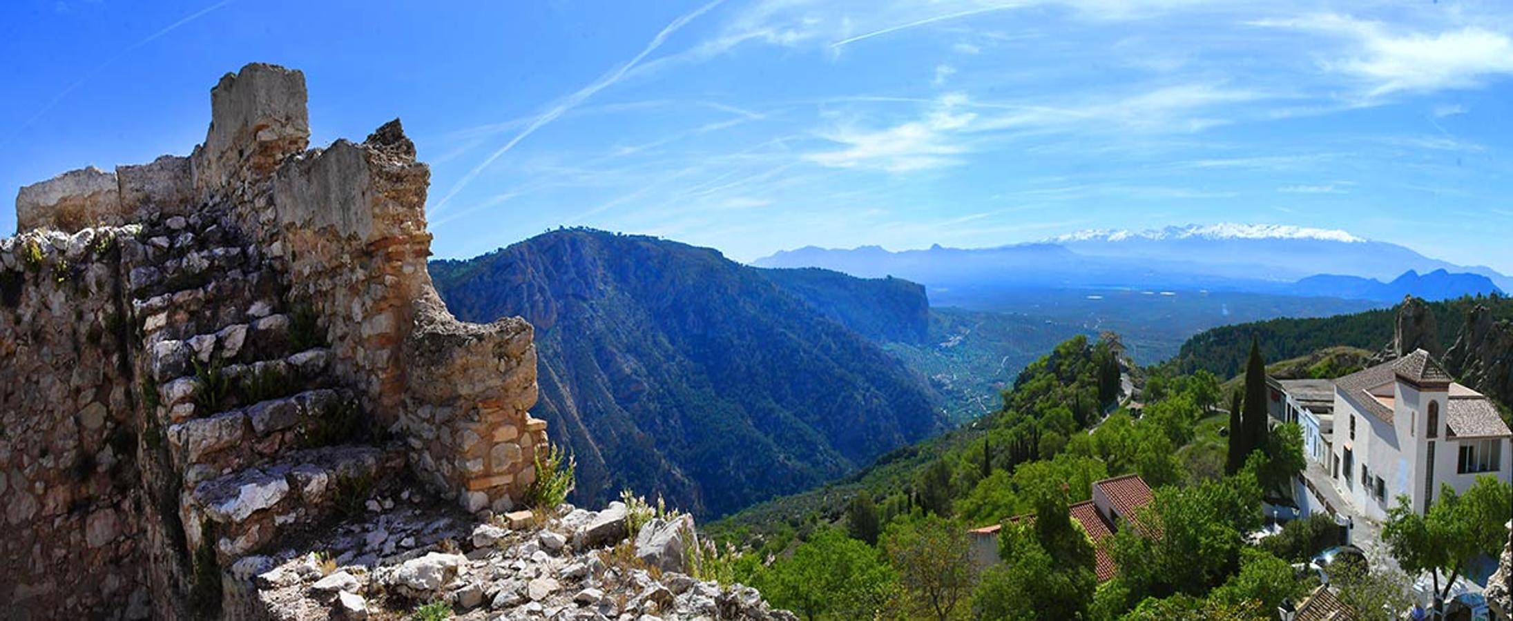 Sobre un inexpugnable picacho se alza el castillo donde los Reyes Católicos mantuvieron al 'infantico' el hijo pequeño de Boabdil. La ruta del Gollizno.