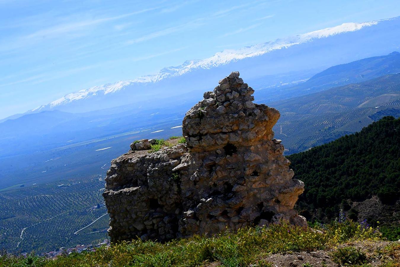 Sobre un inexpugnable picacho se alza el castillo donde los Reyes Católicos mantuvieron al 'infantico' el hijo pequeño de Boabdil. La ruta del Gollizno.