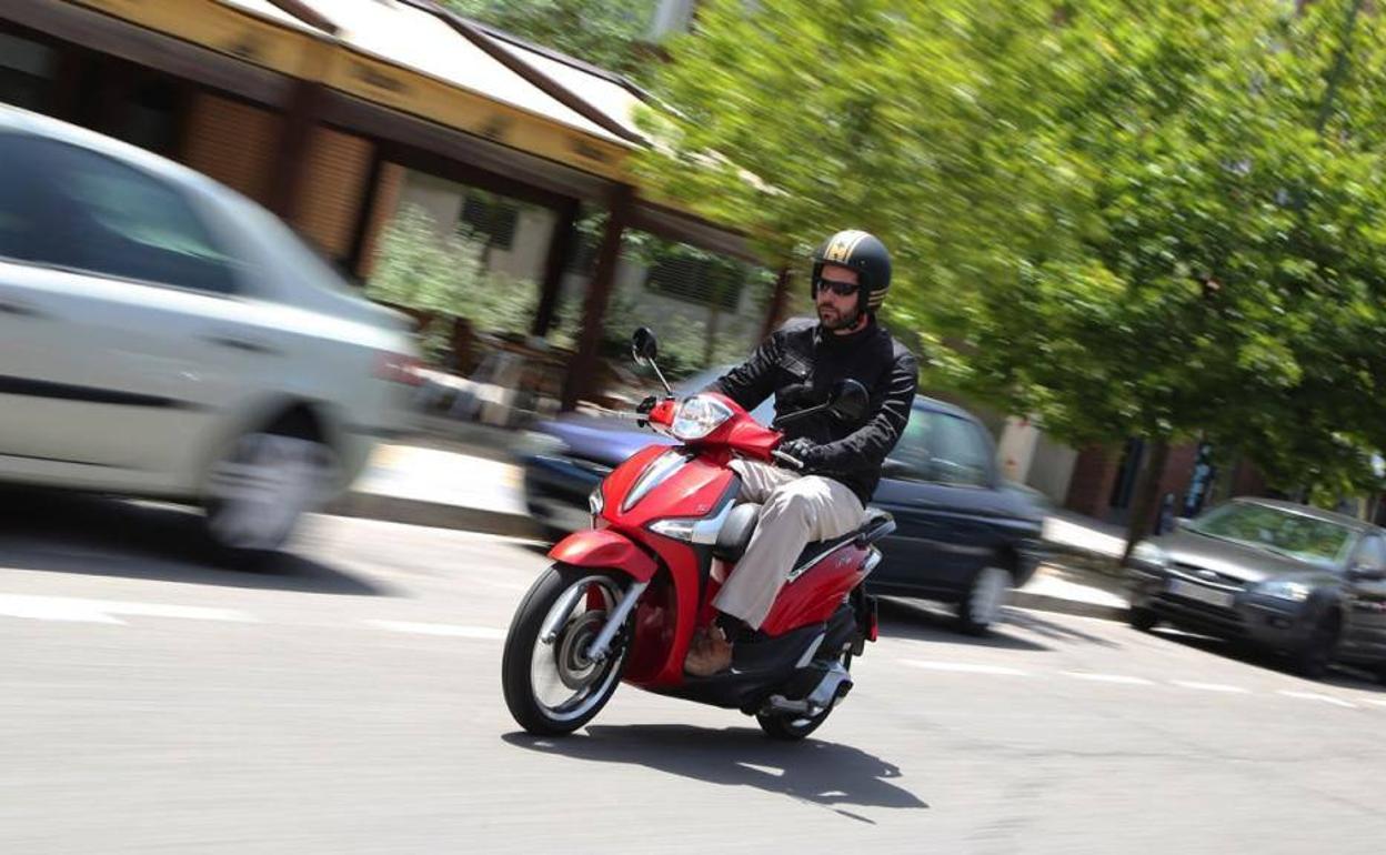 Alerta de la DGT: la multa que puede caerte por no llevar la ropa adecuada en moto