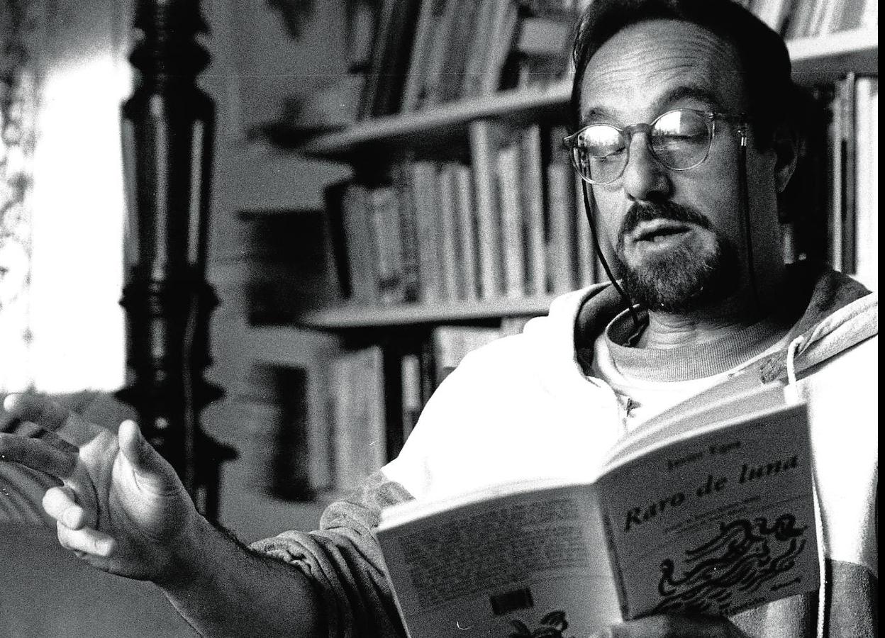El poeta granadino Javier Egea, leyendo un poema de su libro 'Raro de luna'. :: 