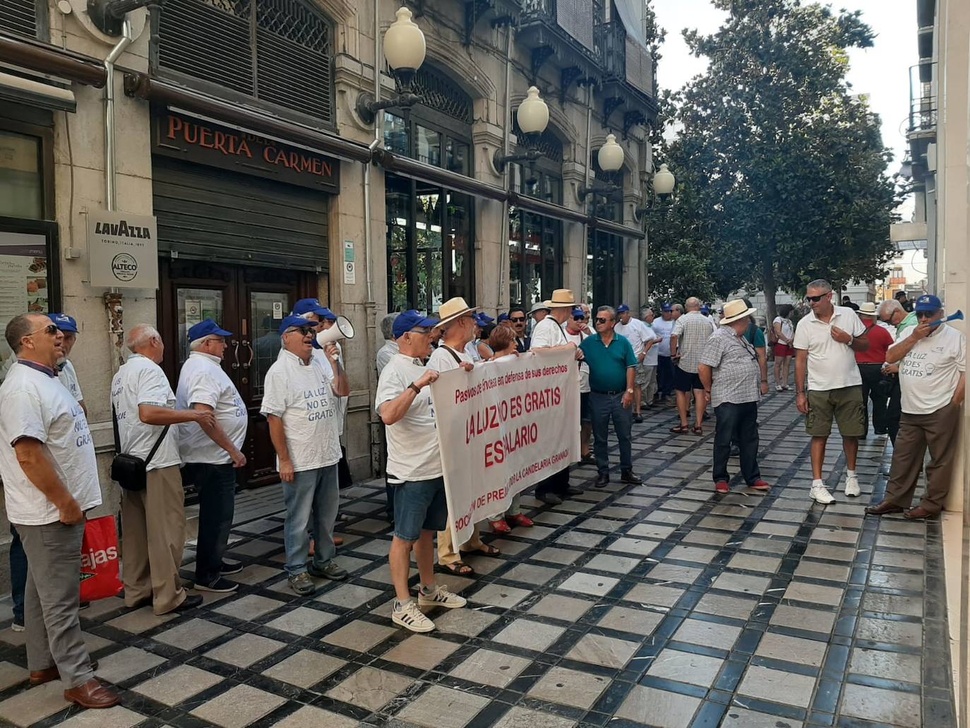 Jubilados de Endesa en Granada: «La luz no es gratis para nosotros. Es parte de nuestro salario»