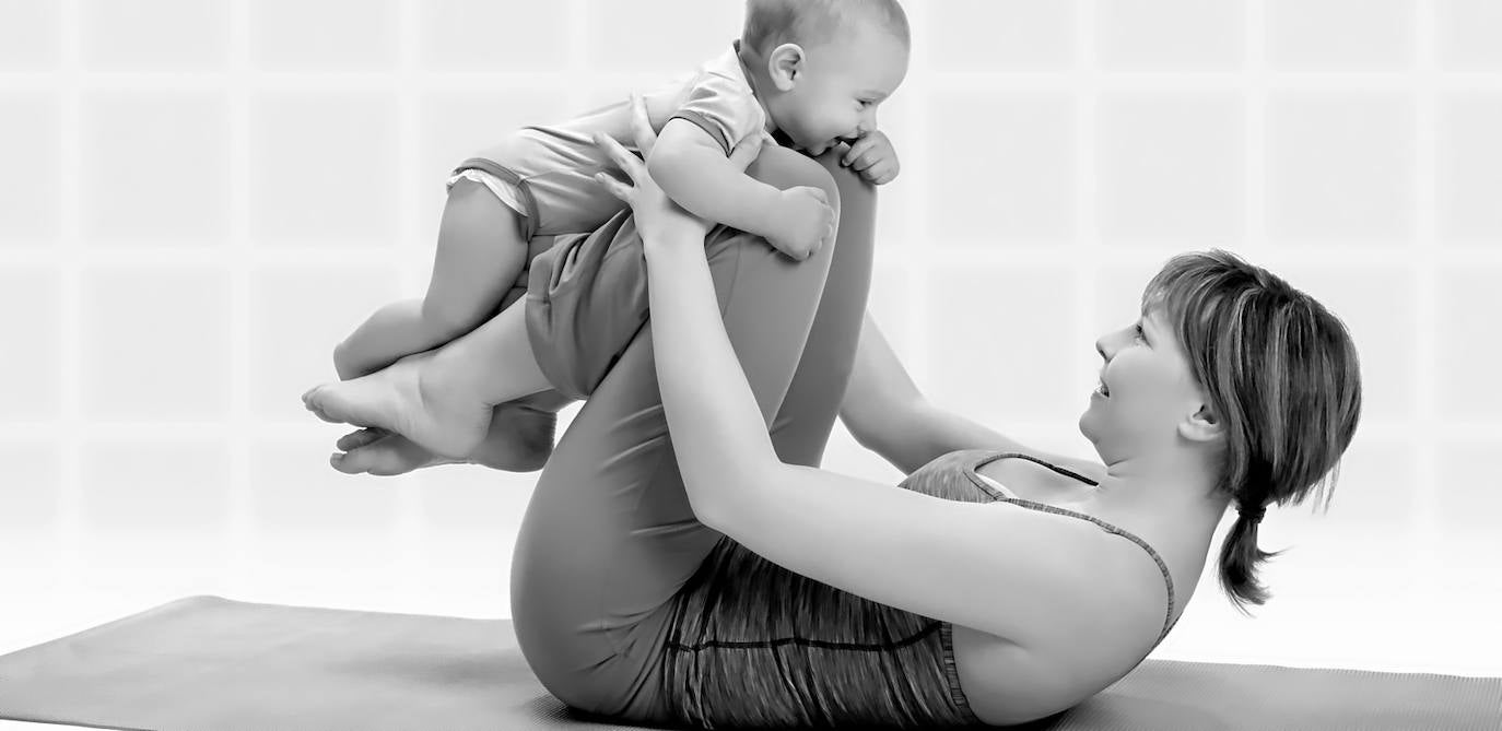 Una madre juega con su hijo. 