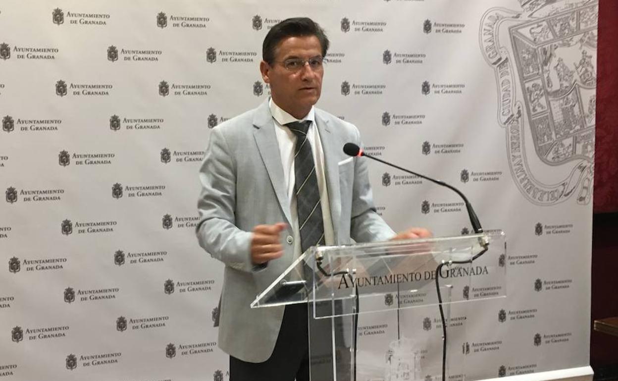 El alcalde de Granada, Luis Salvador, este martes en el salón de Comisiones.