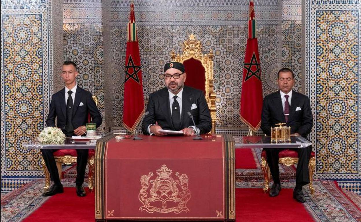 El rey de Marruecos, Mohammed VI, durante la alocución en Tetuán por sus 20 años de reinado.