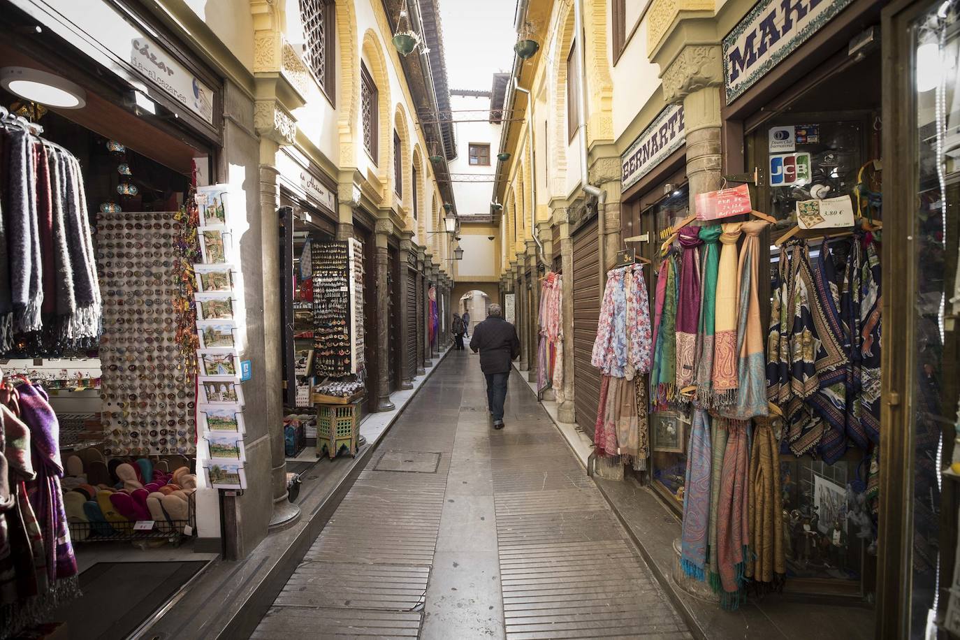 Tras la entrada en vigor de la ordenanza y unos cuantos meses después se respetó, pero la 'picaresca' de los comerciantes ha hecho que se recupere poco a poco la imagen anterior