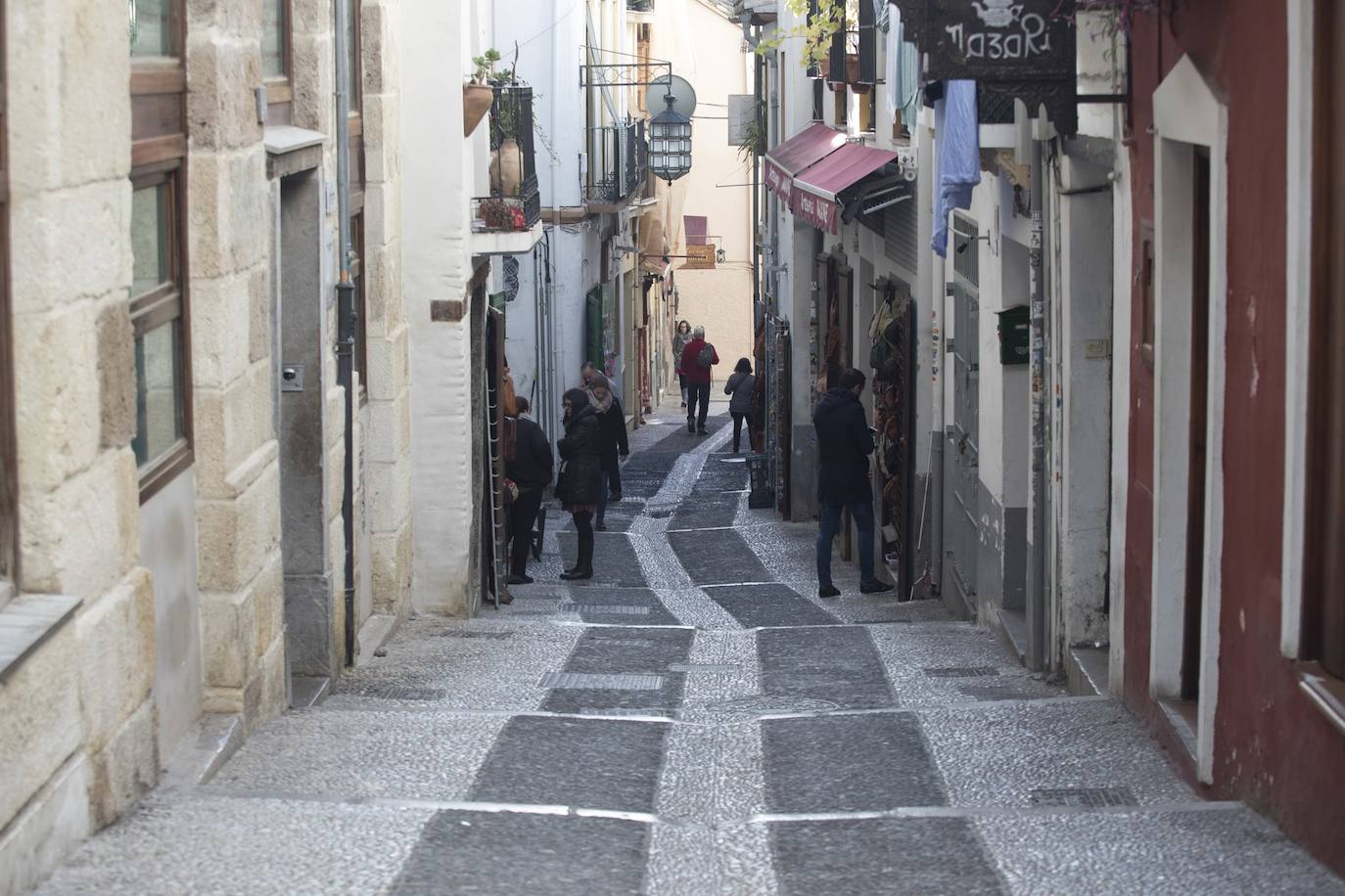 Tras la entrada en vigor de la ordenanza y unos cuantos meses después se respetó, pero la 'picaresca' de los comerciantes ha hecho que se recupere poco a poco la imagen anterior