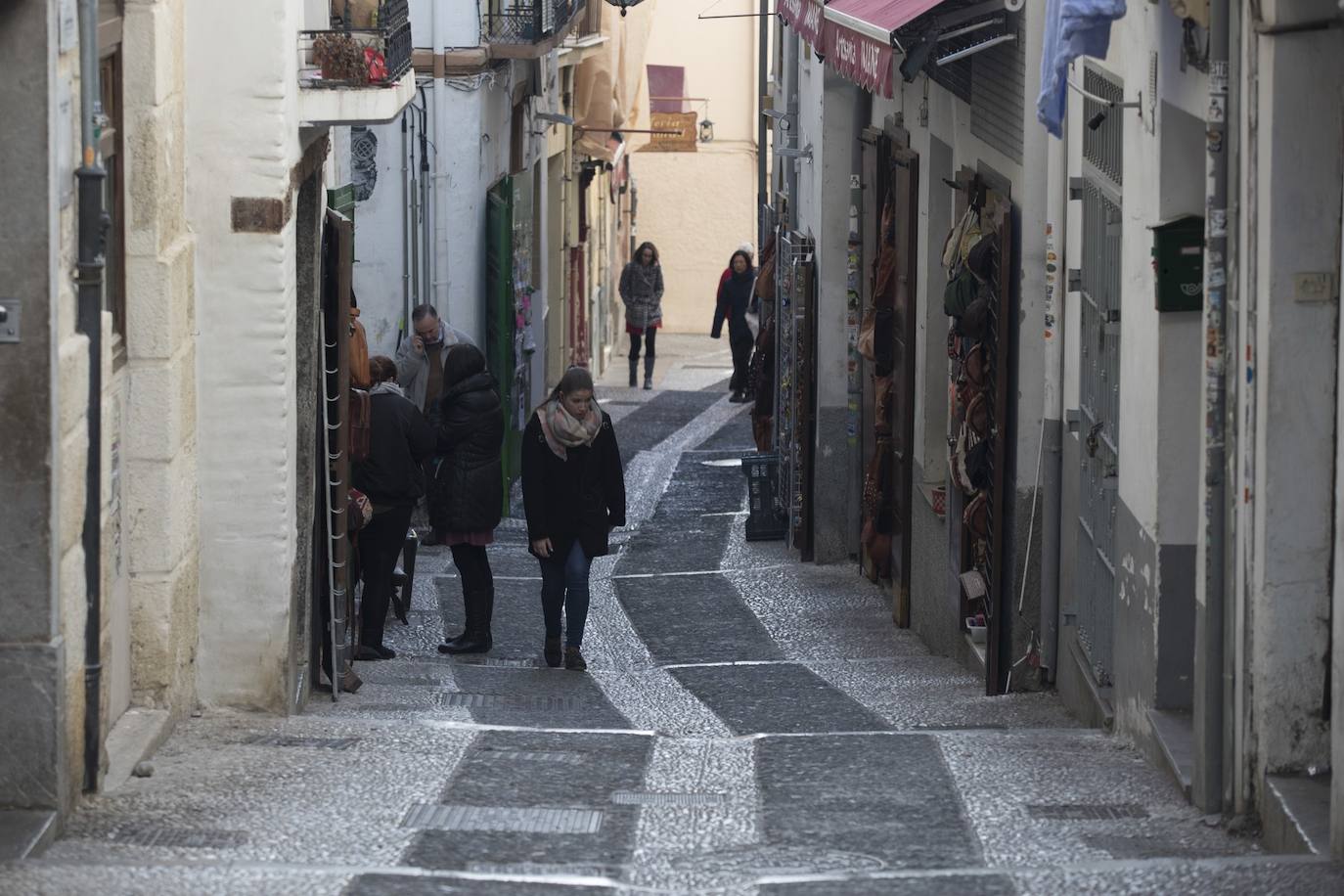Tras la entrada en vigor de la ordenanza y unos cuantos meses después se respetó, pero la 'picaresca' de los comerciantes ha hecho que se recupere poco a poco la imagen anterior