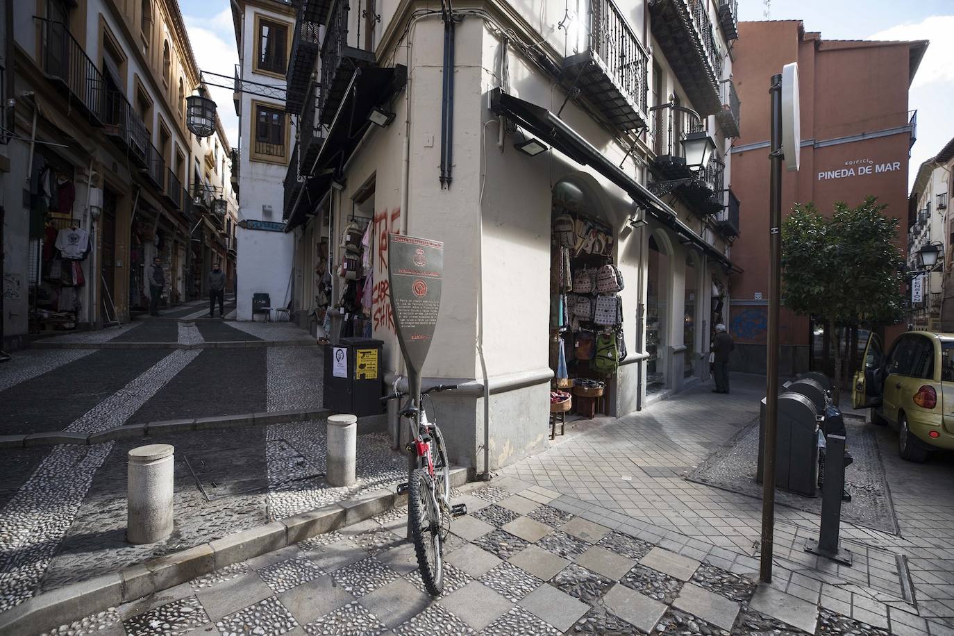 Tras la entrada en vigor de la ordenanza y unos cuantos meses después se respetó, pero la 'picaresca' de los comerciantes ha hecho que se recupere poco a poco la imagen anterior