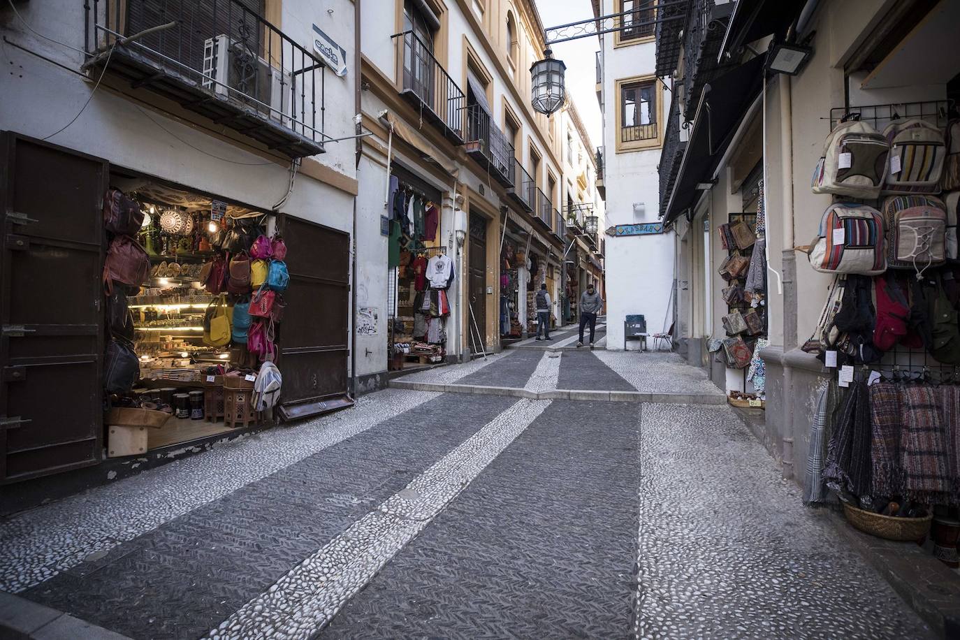 Tras la entrada en vigor de la ordenanza y unos cuantos meses después se respetó, pero la 'picaresca' de los comerciantes ha hecho que se recupere poco a poco la imagen anterior