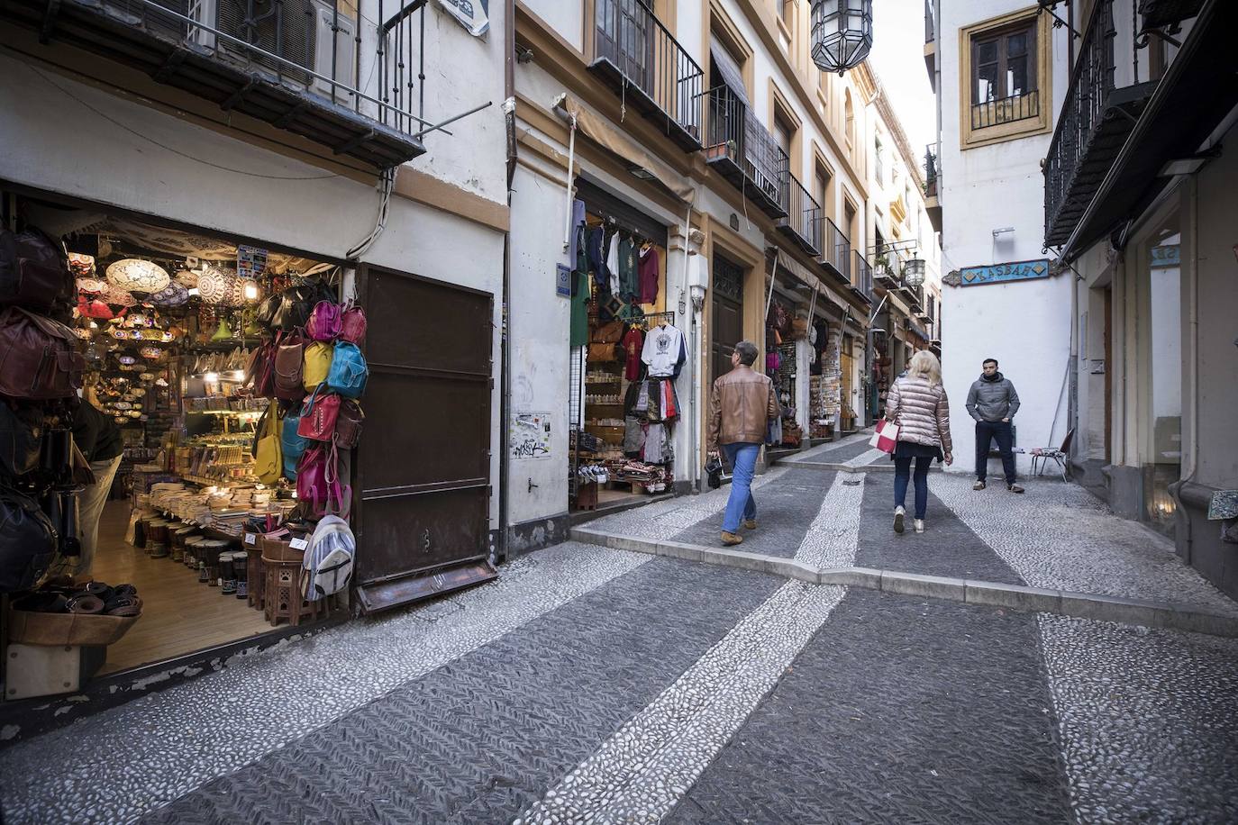 Tras la entrada en vigor de la ordenanza y unos cuantos meses después se respetó, pero la 'picaresca' de los comerciantes ha hecho que se recupere poco a poco la imagen anterior