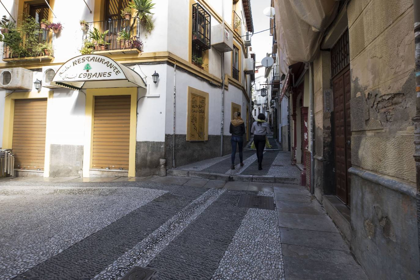 Tras la entrada en vigor de la ordenanza y unos cuantos meses después se respetó, pero la 'picaresca' de los comerciantes ha hecho que se recupere poco a poco la imagen anterior