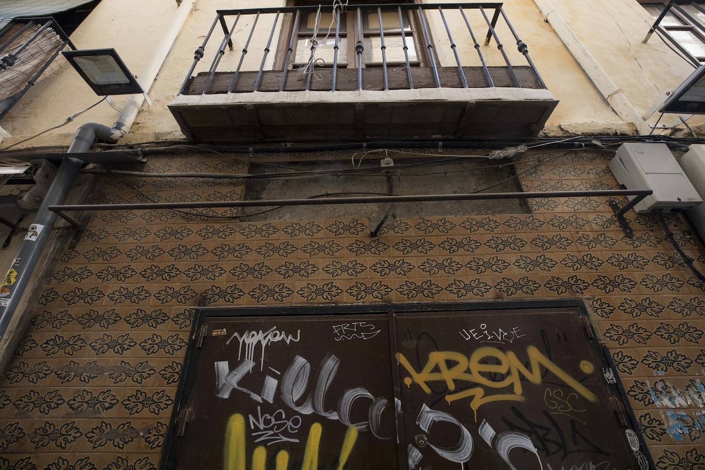 Tras la entrada en vigor de la ordenanza y unos cuantos meses después se respetó, pero la 'picaresca' de los comerciantes ha hecho que se recupere poco a poco la imagen anterior