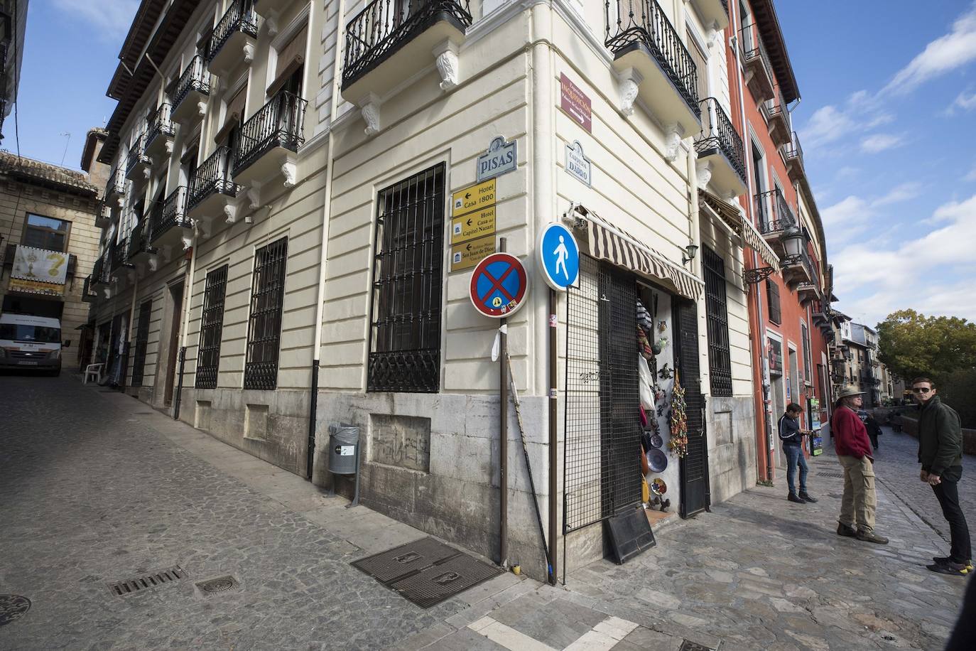 Tras la entrada en vigor de la ordenanza y unos cuantos meses después se respetó, pero la 'picaresca' de los comerciantes ha hecho que se recupere poco a poco la imagen anterior