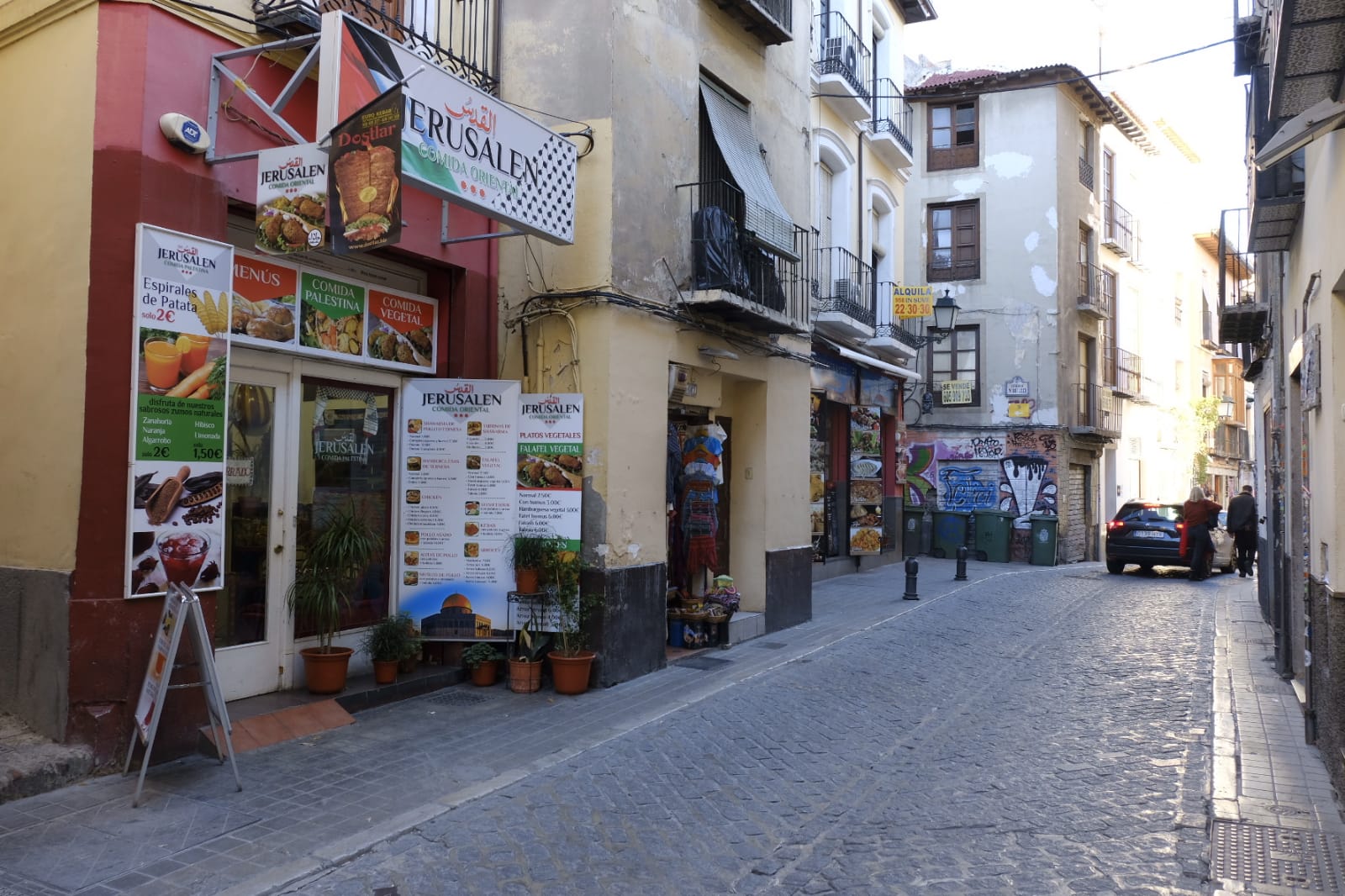 Tras la entrada en vigor de la ordenanza y unos cuantos meses después se respetó, pero la 'picaresca' de los comerciantes ha hecho que se recupere poco a poco la imagen anterior