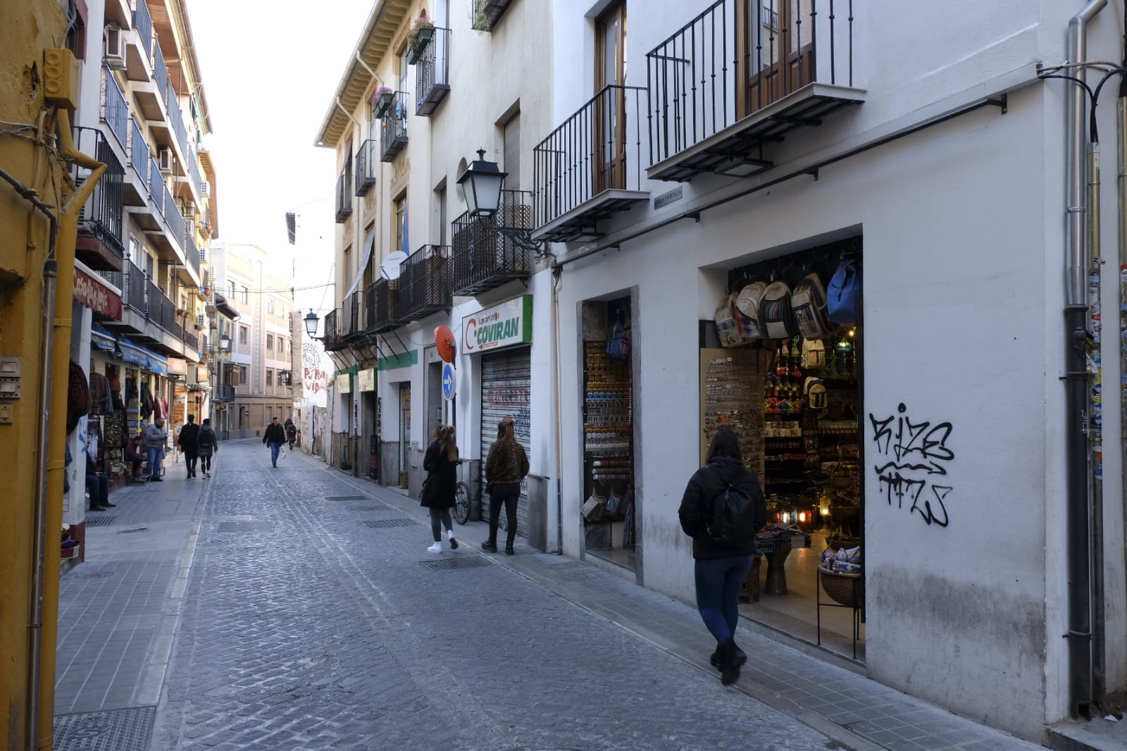 Tras la entrada en vigor de la ordenanza y unos cuantos meses después se respetó, pero la 'picaresca' de los comerciantes ha hecho que se recupere poco a poco la imagen anterior