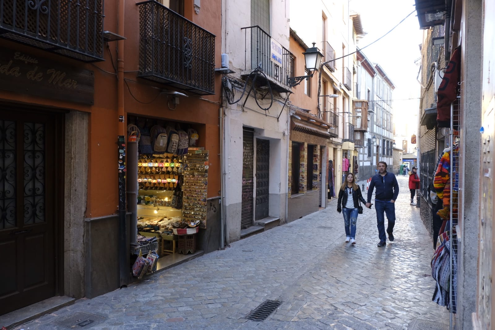 Tras la entrada en vigor de la ordenanza y unos cuantos meses después se respetó, pero la 'picaresca' de los comerciantes ha hecho que se recupere poco a poco la imagen anterior