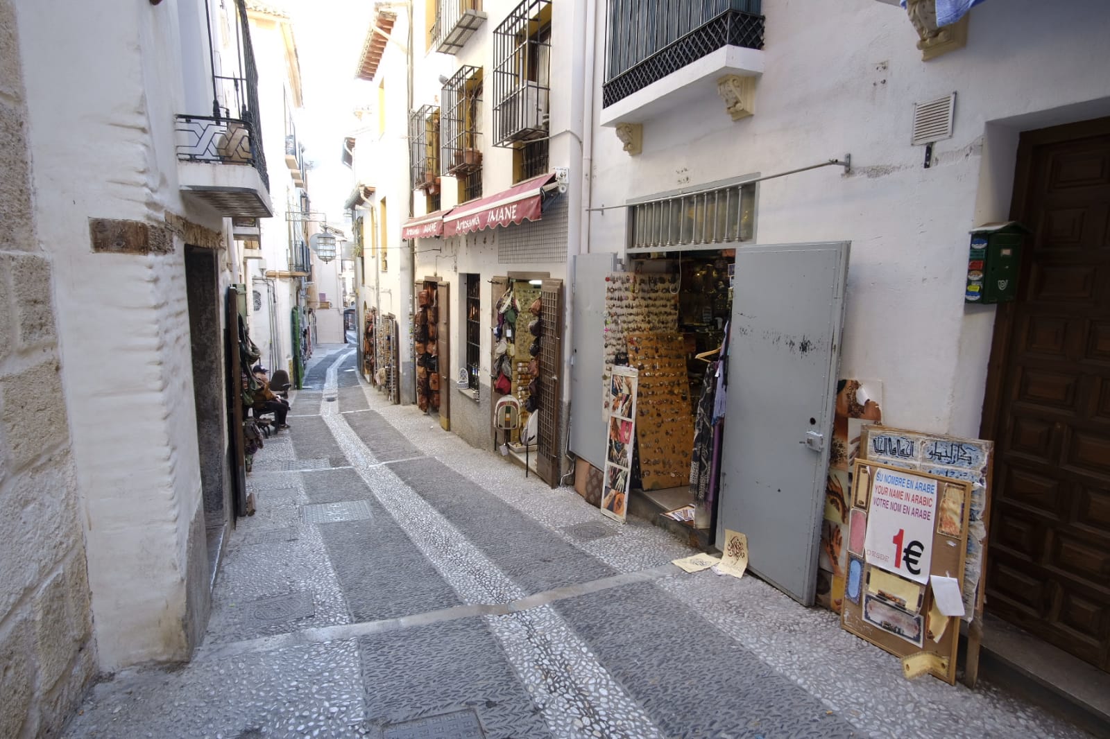 Tras la entrada en vigor de la ordenanza y unos cuantos meses después se respetó, pero la 'picaresca' de los comerciantes ha hecho que se recupere poco a poco la imagen anterior