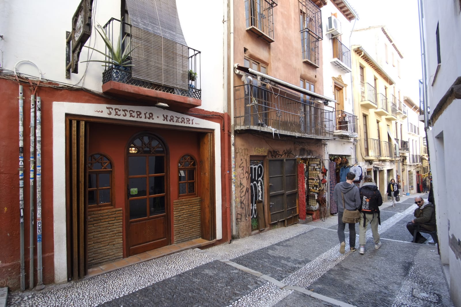 Tras la entrada en vigor de la ordenanza y unos cuantos meses después se respetó, pero la 'picaresca' de los comerciantes ha hecho que se recupere poco a poco la imagen anterior