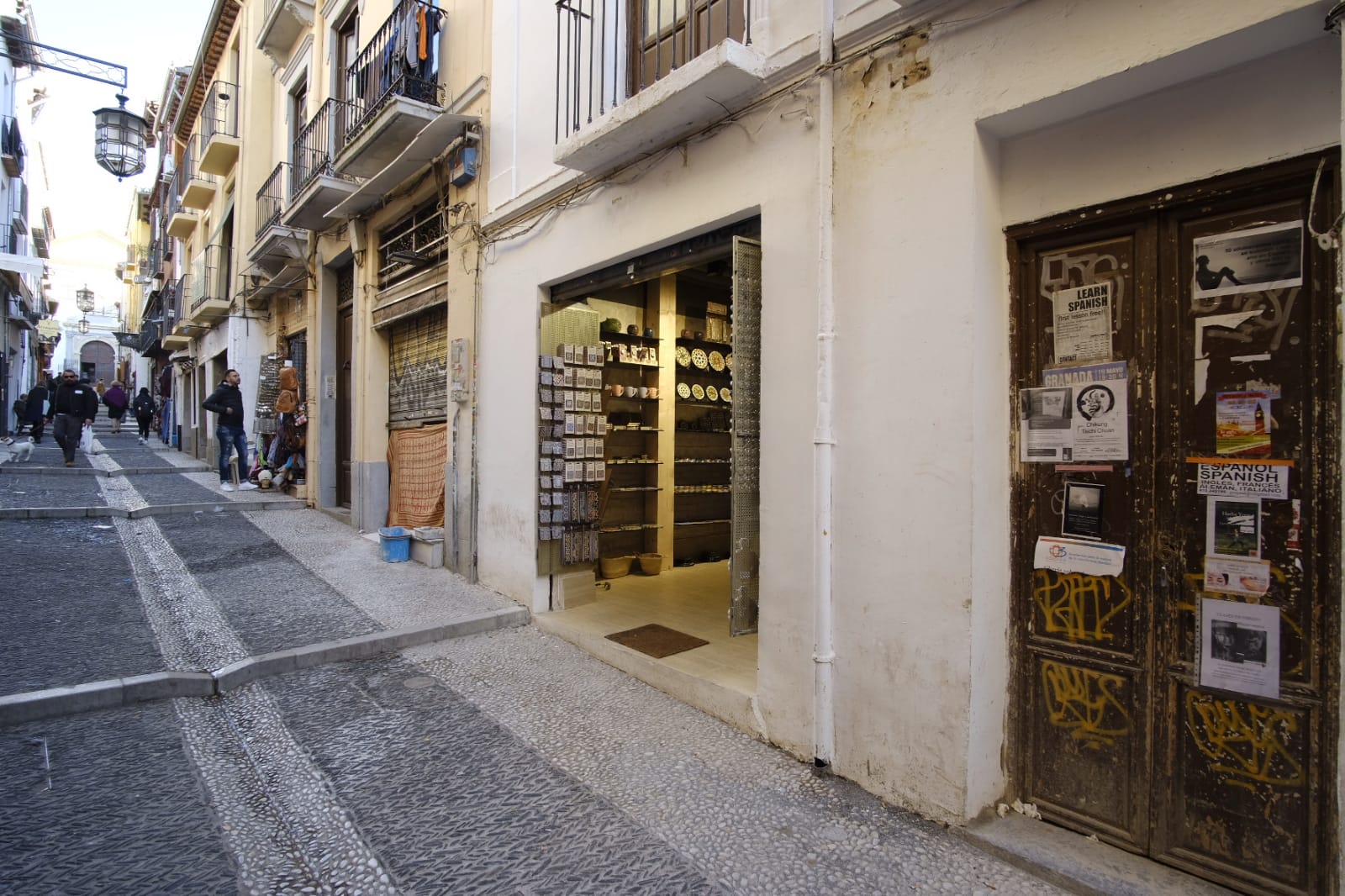 Tras la entrada en vigor de la ordenanza y unos cuantos meses después se respetó, pero la 'picaresca' de los comerciantes ha hecho que se recupere poco a poco la imagen anterior