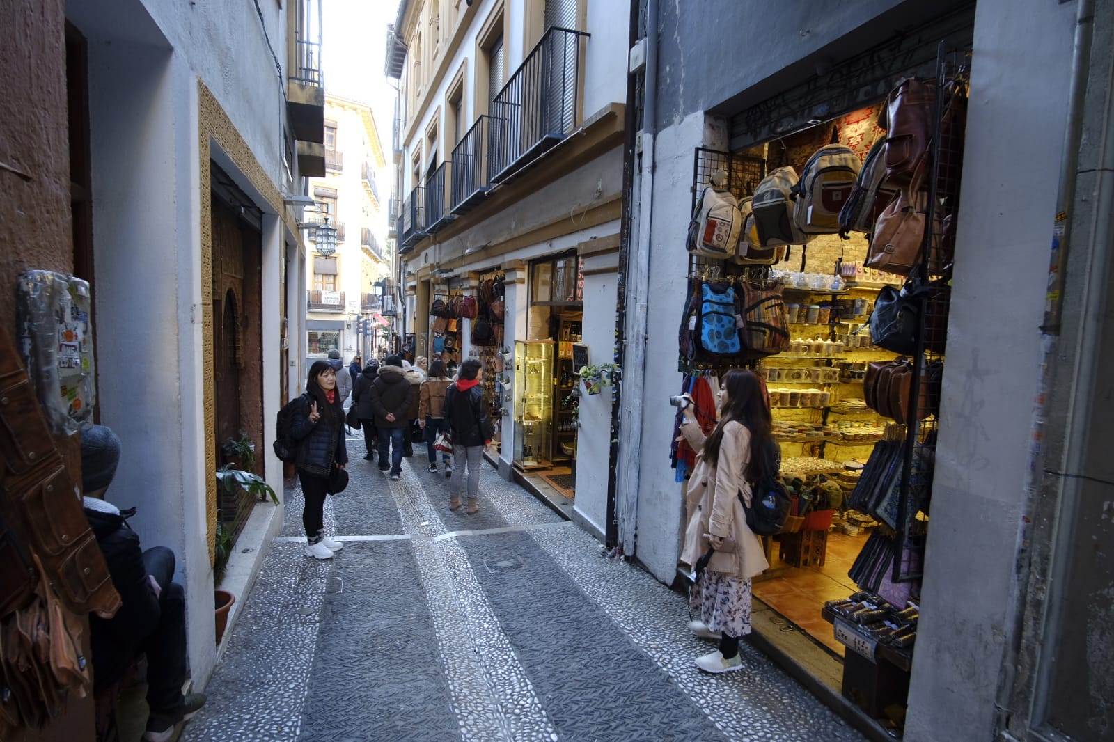 Tras la entrada en vigor de la ordenanza y unos cuantos meses después se respetó, pero la 'picaresca' de los comerciantes ha hecho que se recupere poco a poco la imagen anterior