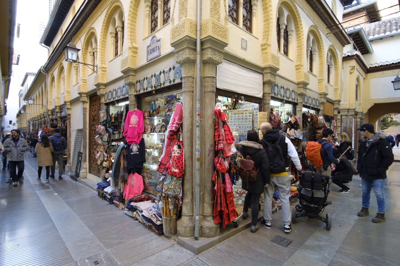 Tras la entrada en vigor de la ordenanza y unos cuantos meses después se respetó, pero la 'picaresca' de los comerciantes ha hecho que se recupere poco a poco la imagen anterior