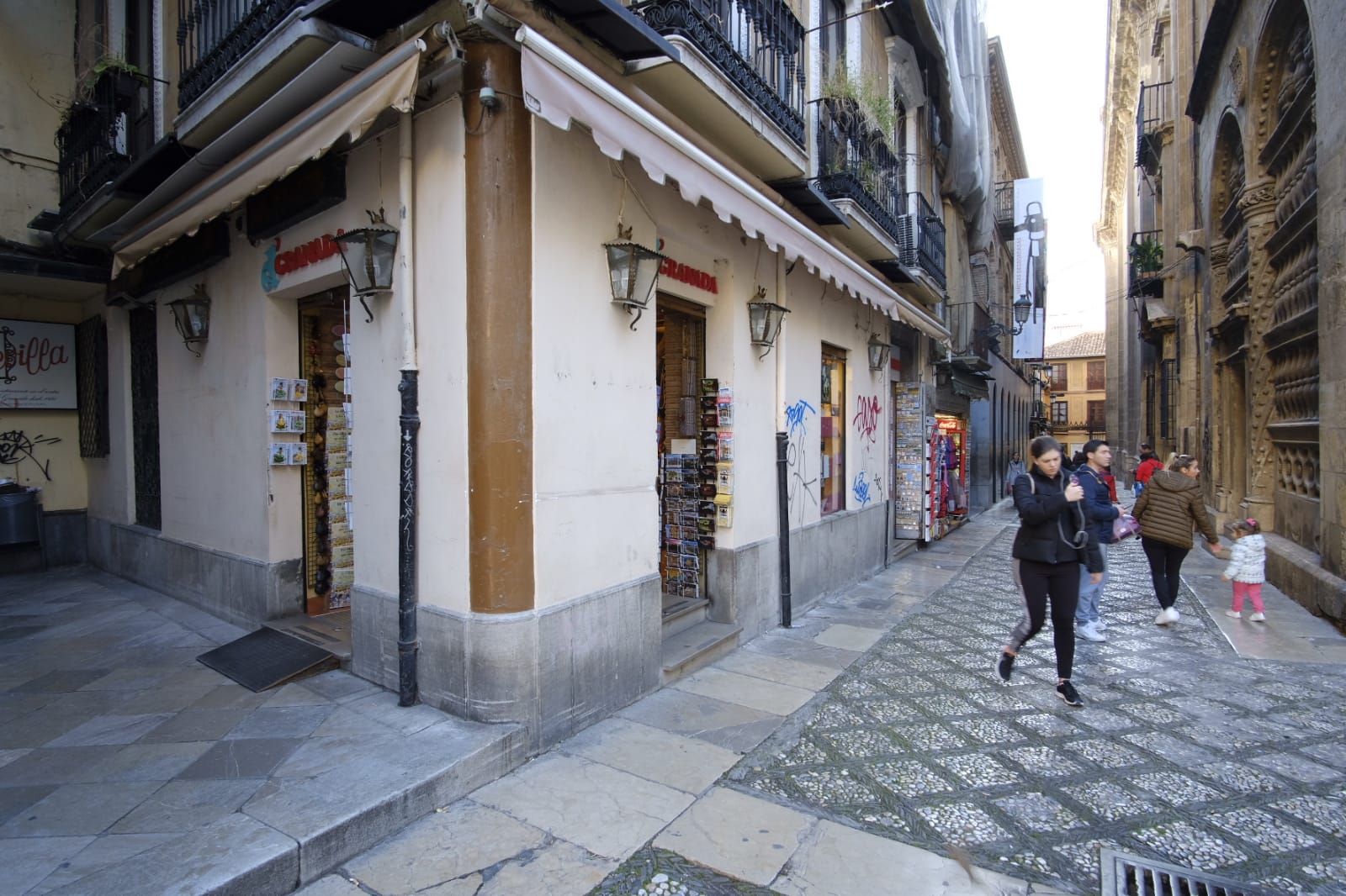 Tras la entrada en vigor de la ordenanza y unos cuantos meses después se respetó, pero la 'picaresca' de los comerciantes ha hecho que se recupere poco a poco la imagen anterior