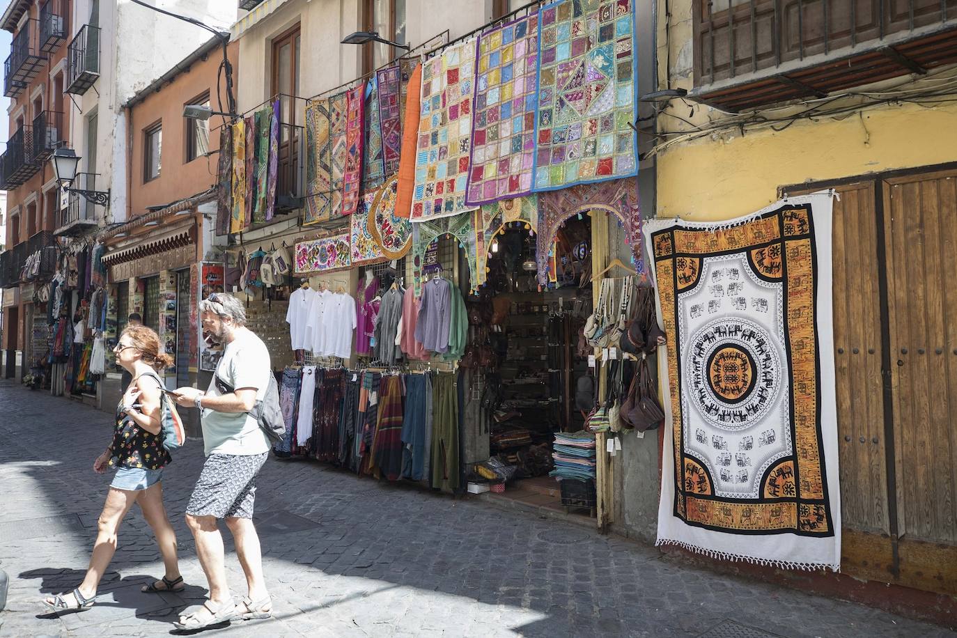 A pesar de que existe un reglamento para no ocupar la vía, los comerciantes han ido ocupando el espacio en la calle por el que se creó dicha ordenanza