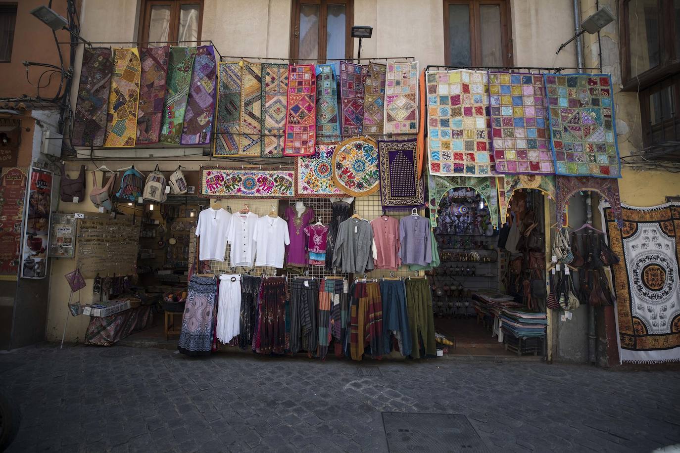 A pesar de que existe un reglamento para no ocupar la vía, los comerciantes han ido ocupando el espacio en la calle por el que se creó dicha ordenanza