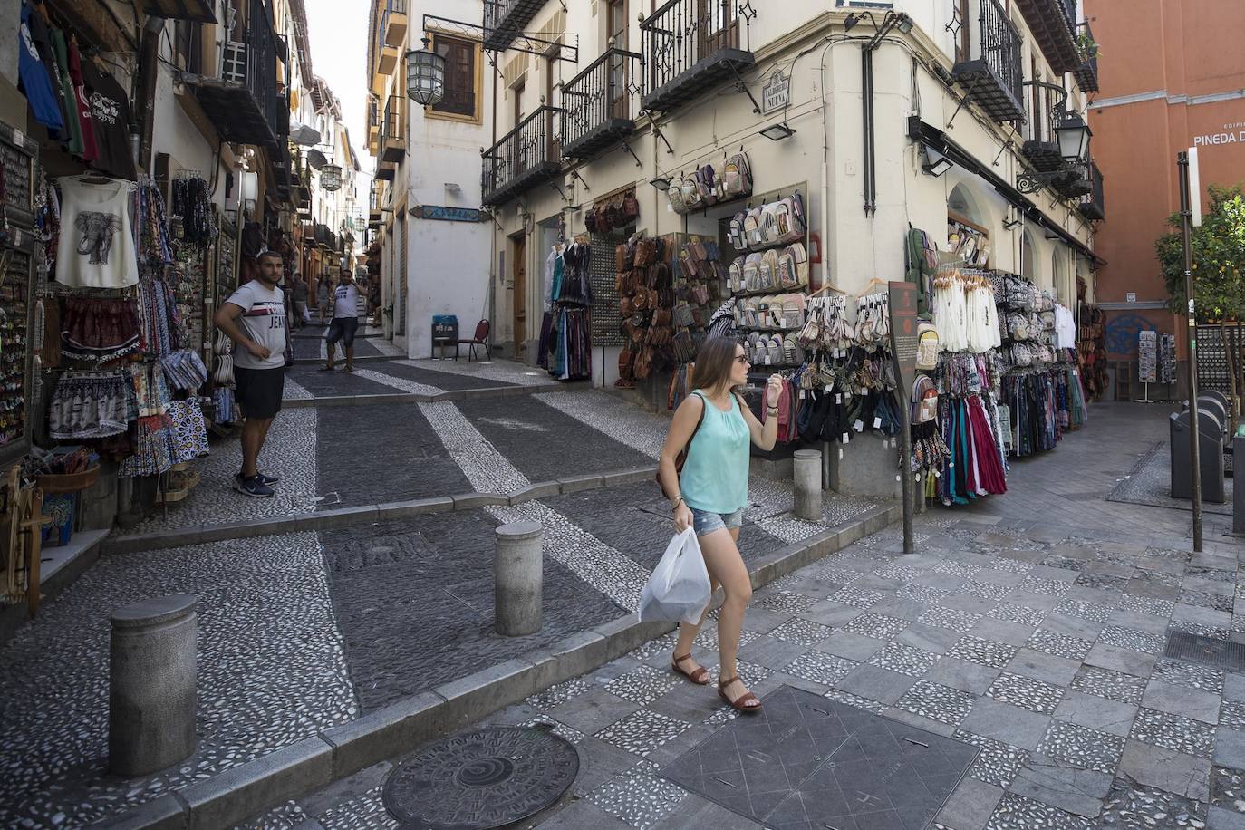 A pesar de que existe un reglamento para no ocupar la vía, los comerciantes han ido ocupando el espacio en la calle por el que se creó dicha ordenanza