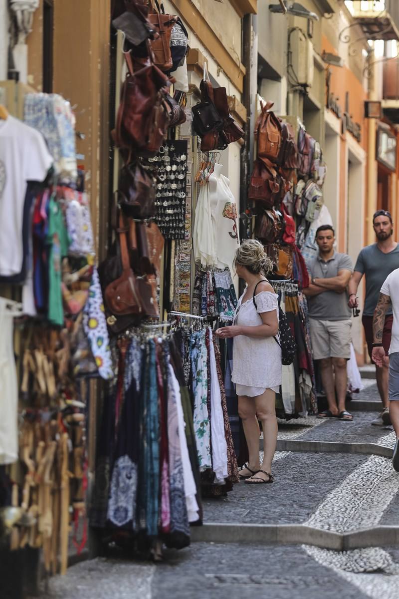 A pesar de que existe un reglamento para no ocupar la vía, los comerciantes han ido ocupando el espacio en la calle por el que se creó dicha ordenanza