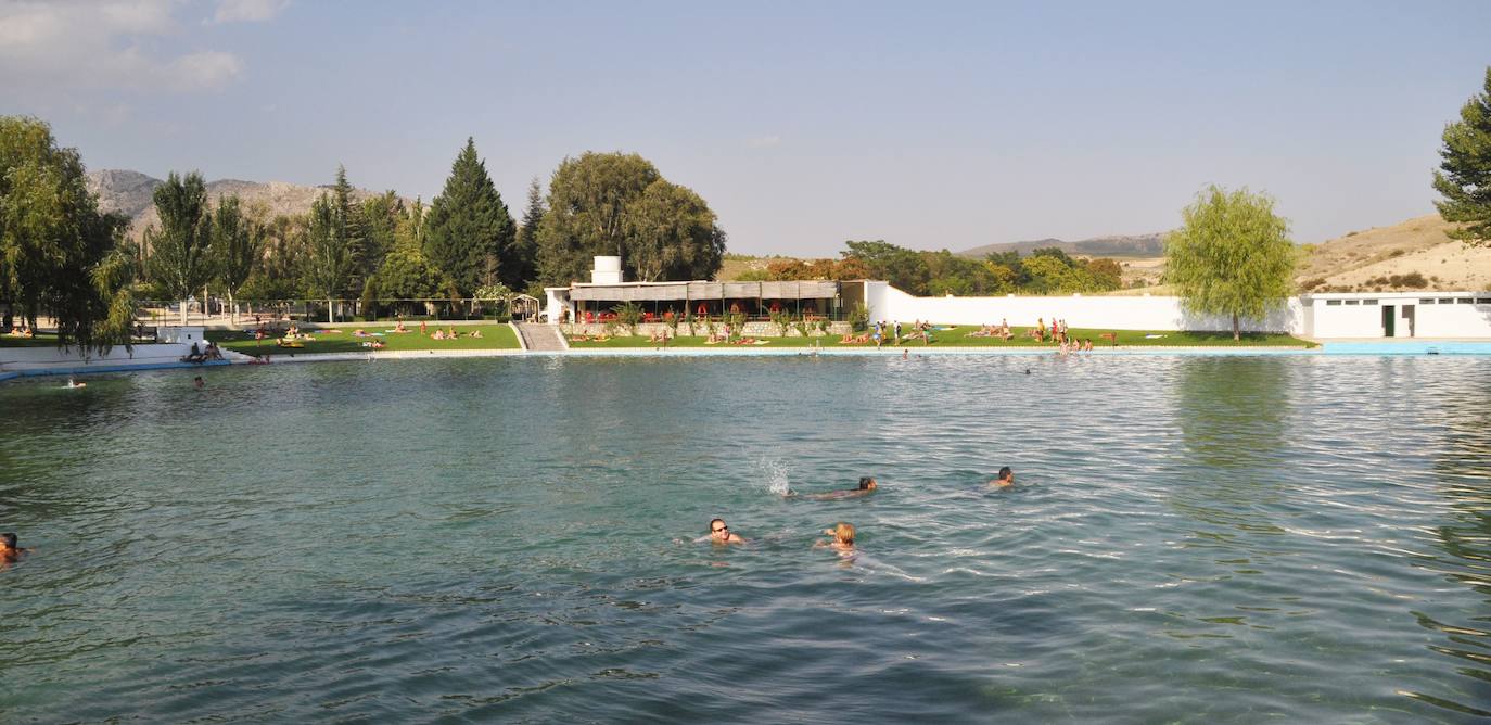 Manantial de Fuencaliente: situado en el municipio de Huéscar, esta piscina natural tiene aguas ligeramente termales (a unos 18º) y cuenta con pistas recreativas, aparcamientos, lavabos y restaurantes.