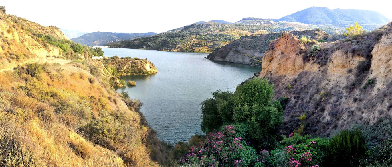 Pantano de Béznar: situado en el municipio El Pinar, en sus aguas se permite el baño y la navegación.