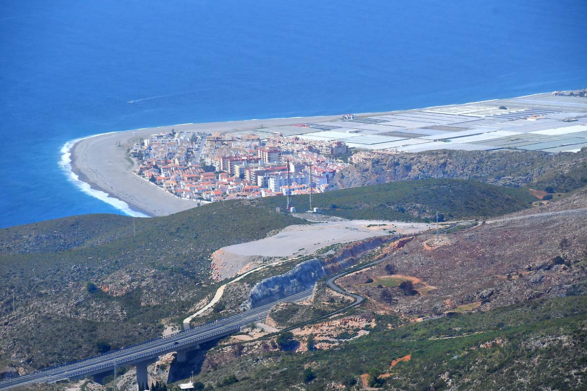 El pico del Águila se alza desde los acantilados de la Rijana para convertirse en el techo del litoral de Granada. Es la más alta atalaya costera, un picacho utilizado como refugio desde el neolítico, donde sobreviven especies únicas
