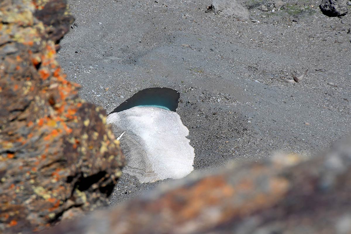 Coronar el Veleta es viajar al corazón de Sierra Nevada y entender el pulso de una montaña viva, es el segundo pico más alto de la sierra y el que marca la imagen más conocida del macizo nevadense, su cima es el gran mirador del sur de Europa