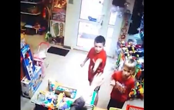 Vídeo viral: Dos niños 'atracan' una tienda con una pistola de juguete