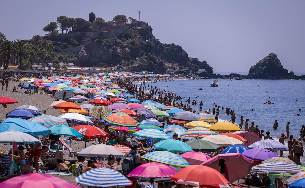 Cientos de personas disfrutan de las vacaciones en las playas granadinas