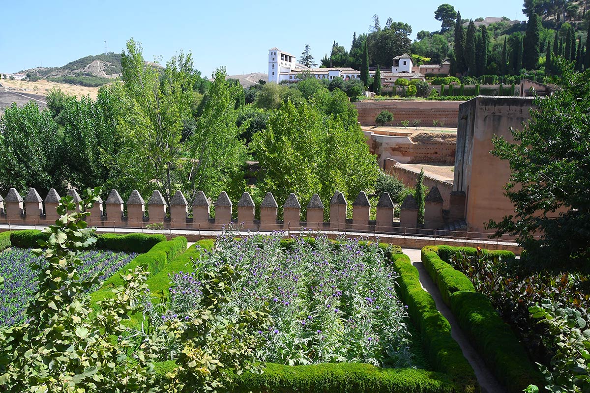 Entre el Generalife y la Alhambra aún perdura el vergel de los sultanes y sus almunias. Conocer los huertos es adentrarse en el único espacio monumental andalusí cultivado sin pausa desde hace más de 800 años