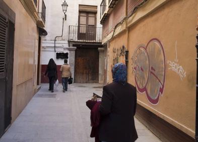 Imagen secundaria 1 - 1. Paqui una de las inquilinas de la Taberna La Sabinilla abre la puerta del establecimiento (2010). 2 y 3: Comparativa de la calle y el edificio entre 2010 y 2019.