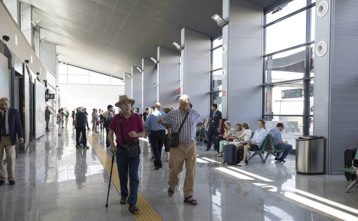 Interior de la estación nueva del AVE de Granada.