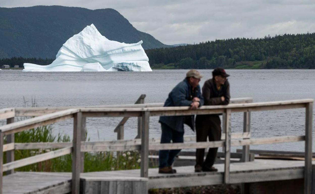 Los Icebergs del Ártico se desplazan hacia el sur, cerca de las costas de Canadá, donde son fotografiados por los turistas.