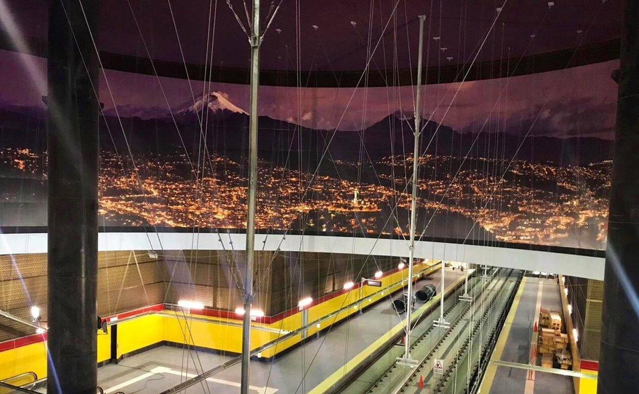 Una empresa granadina realiza el mural gigante del nuevo metro de Quito