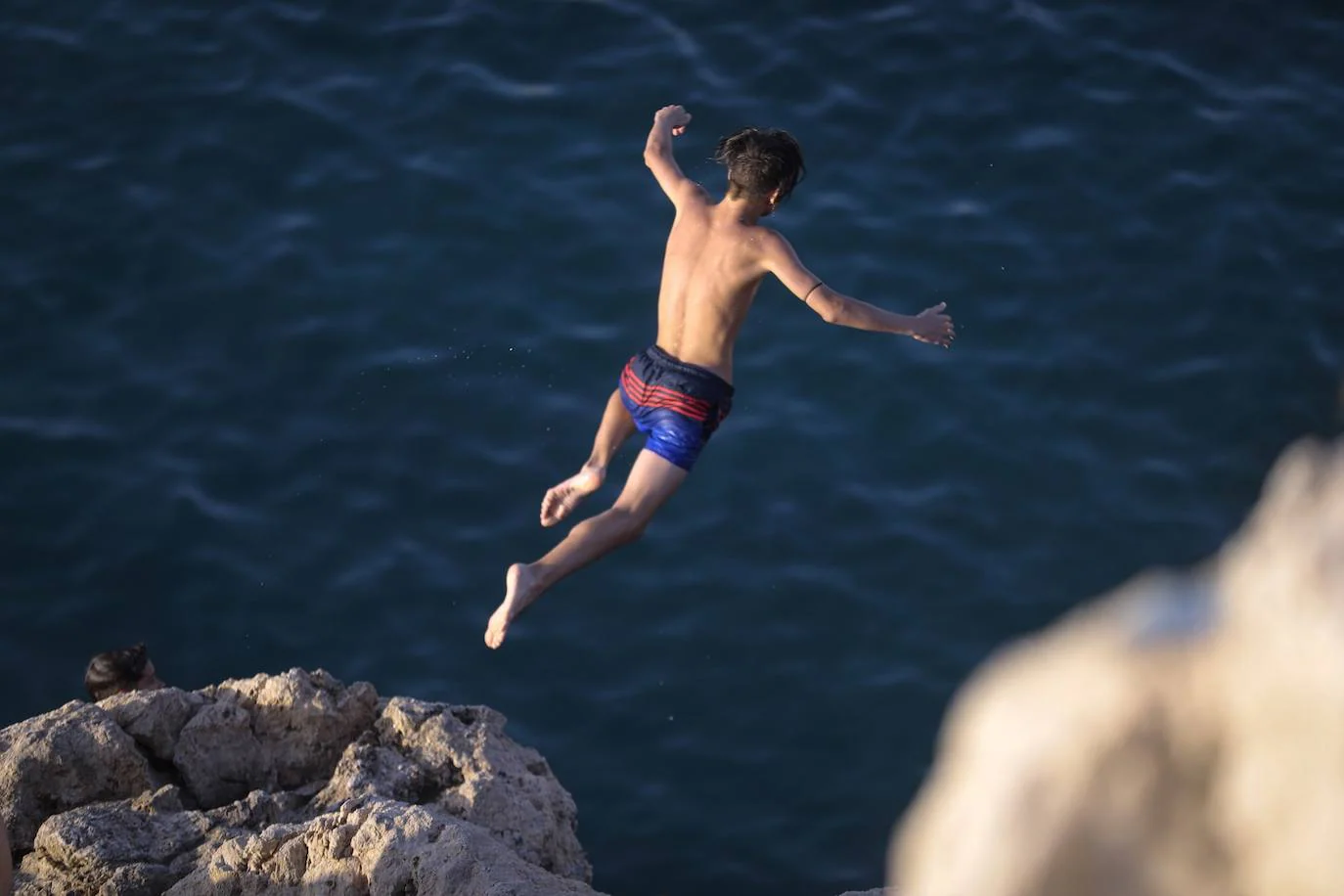 El Peñón de Salobreña se convierte cada verano en un trampolín natural desde el que los bañistas rivalizan en audacia con saltos no exentos de peligro